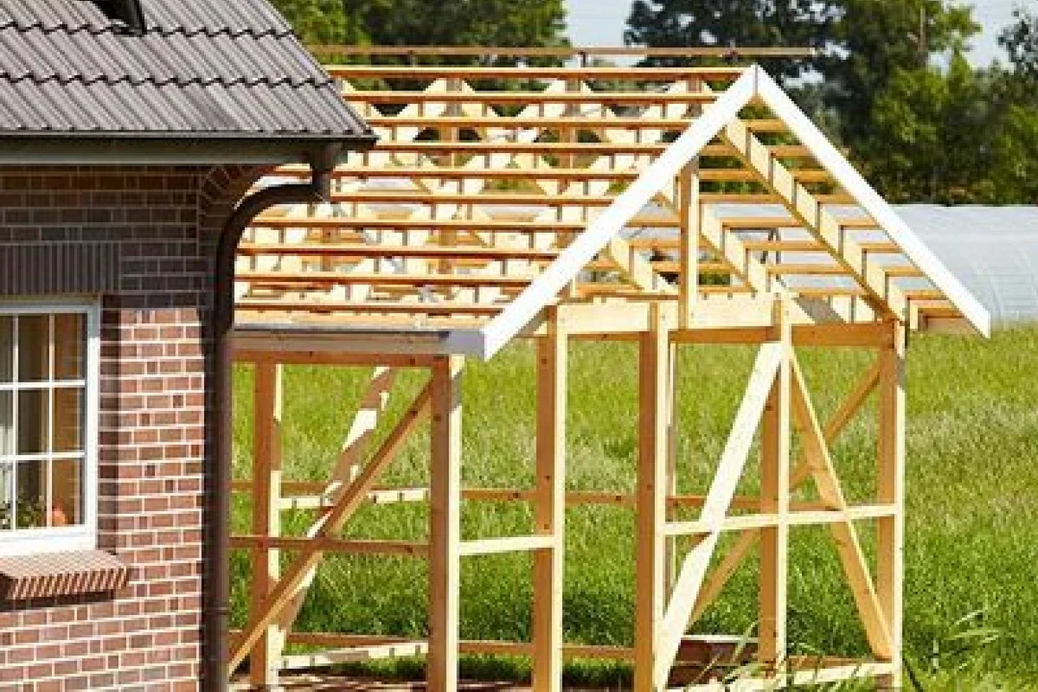 Holzgerüst eines Gartenhauses im Bau.